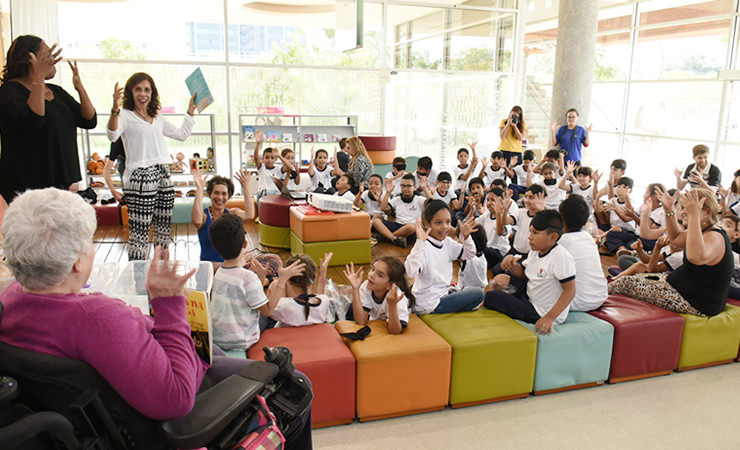 A escritora Lia Crespo se reúne com crianças na Biblioteca de São Paulo