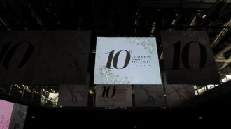 Foto do banner de divulgação do concurso. O banner conta com a frase 10º Concurso Moda Inclusiva, imagens de flores e os símbolos das deficiências auditiva, física e visual.