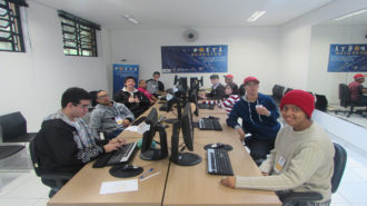 Foto de dez usuários sentados em frente aos computadores.