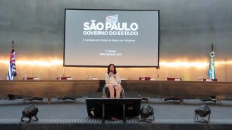 Foto da Célia Leão (Secretária de Estado dos Direitos da Pessoa com Deficiência de São Paulo) no palco do auditório da Secretaria.