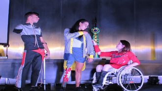Foto da Izabelle Palma (Gestora do Programa Moda Inclusiva) e de modelos com deficiência no palco do auditório da Secretaria de Estado dos Direitos da Pessoa com Deficiência de São Paulo.