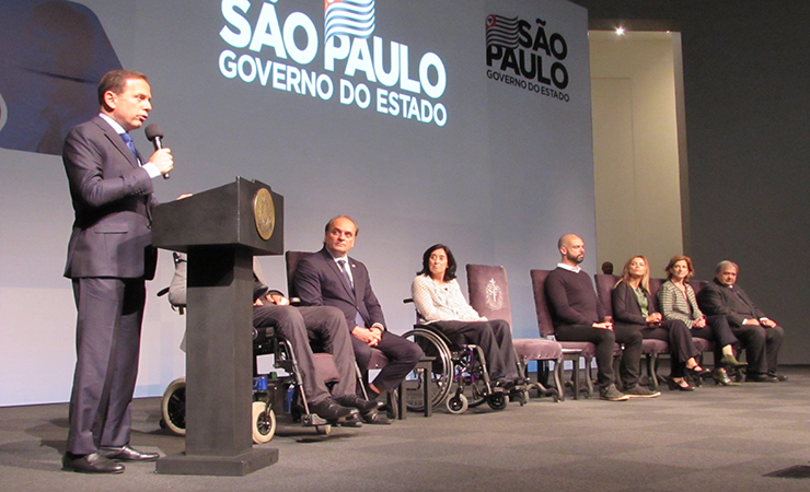 Ao microfone, o governador de São Paulo e ao fundo Secretários de Estado.