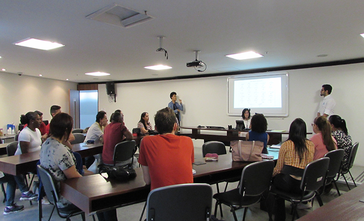 Imagem da Secretária Célia Leão na sala de aula com os alunos do curso de Libras