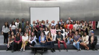 Imagem da Secretária Célia Leão, alguns assessores e alunos do curso de Moda Inclusiva – Módulo Negócios no palco do auditório da Secretaria de Estado dos Direitos da Pessoa com Deficiência de São Paulo.