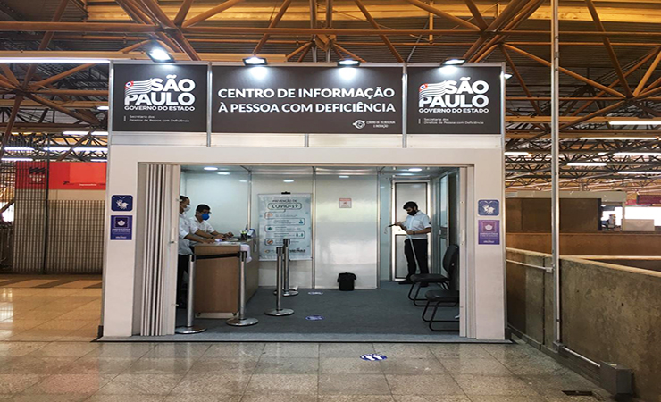Imagem de três atendentes no Centro de Informação à Pessoa com Deficiência na Estação Tatuapé do Metrô