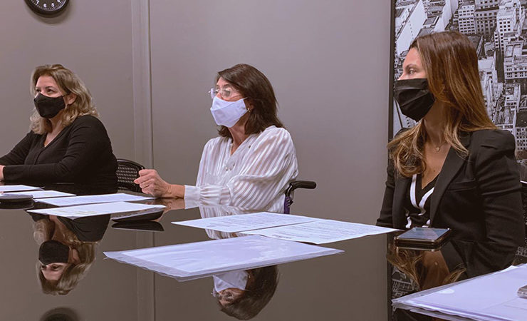 foto de três mulheres em sala sentadas e apoiadas em mesa, as secretárias de Estado Célia Leão e Patrícia Ellen e a secretária executiva Aracélia Costa