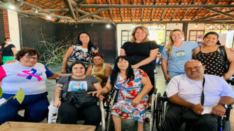 Imagem colorida do Lançamento do Programa Todas in-Rede em Ilha Comprida. A Secretária Aracélia Costa, participantes e autoridades posam para foto.