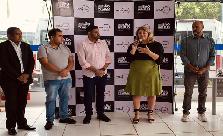 Imagem colorida do Lançamento do Programa Todas in-Rede em Sorocaba. A Secretária Arácelia Costa, em pé, ao microfone, e outras autoridades ao lado.