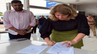Imagem colorida do Lançamento do Programa Todas in-Rede em Sorocaba. A Secretária Arácelia Costa assina o termo do programa, ao lado uma autoridade do município.