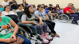 Imagem colorida do Lançamento do Programa Todas in-Rede em Boituva. Pessoas com e sem deficiência sentadas em cadeiras.